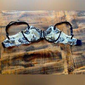 Victoria’s Secret Lace wire bra new with tag